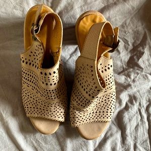 NEVER WORN BIEGE SANDAL PUMPS